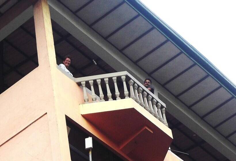 Отель Majestic Tourist