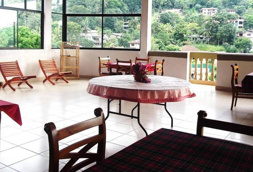 Отель Majestic Tourist