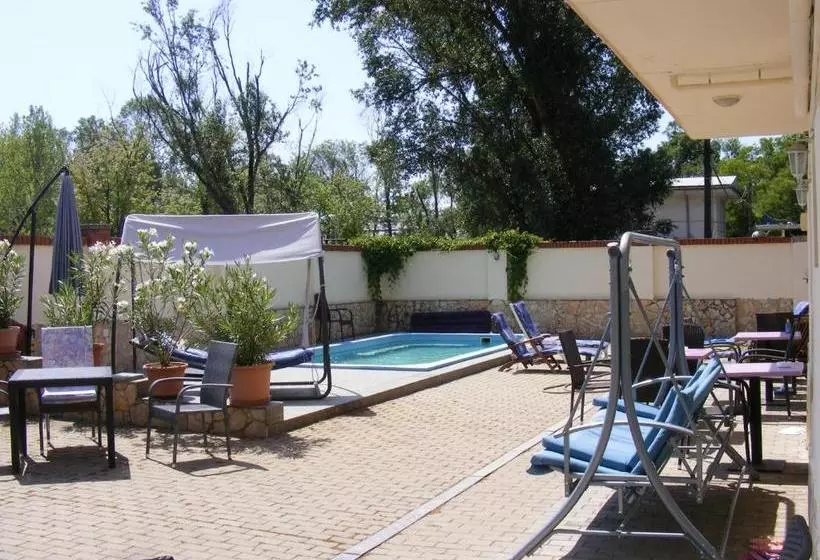 בית מלון כפרי Pelikán