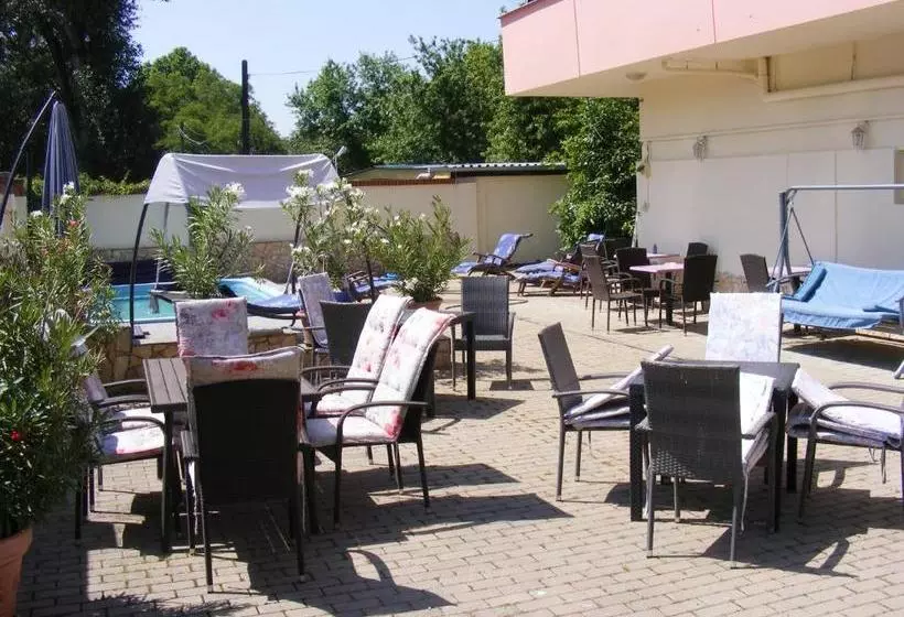 בית מלון כפרי Pelikán