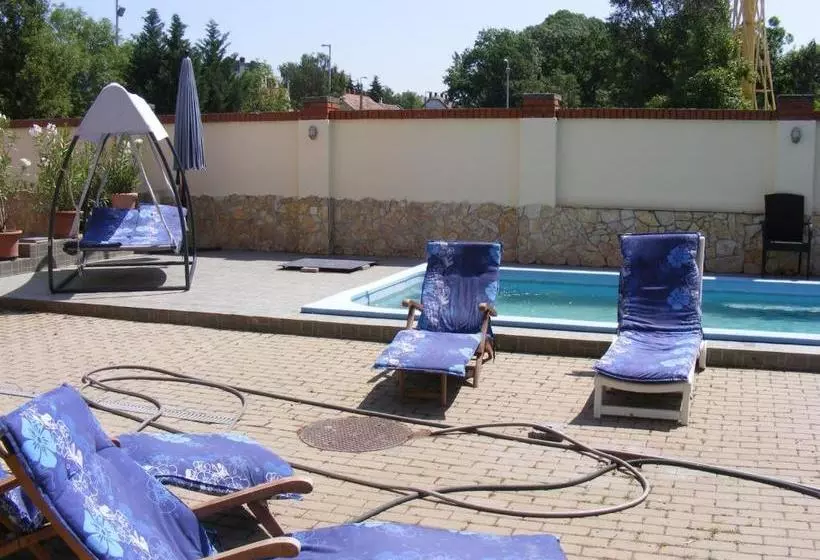 בית מלון כפרי Pelikán