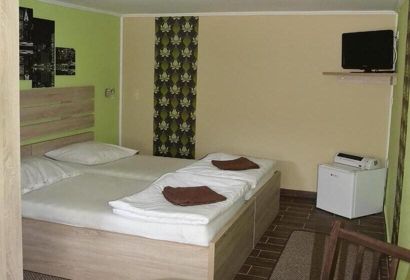 فندق Zsófia Panzió Pápa