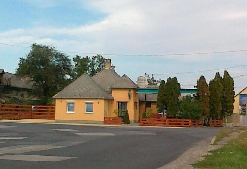 فندق Zsófia Panzió Pápa