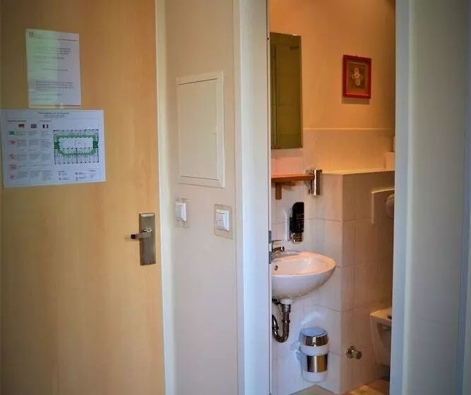 Singer109 Hostel, Hotel & Apartment