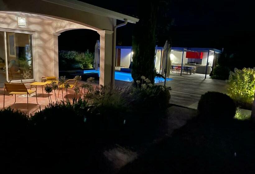 Magnifique Villa Avec Piscine Chauffée, Clim, Cuisine D été