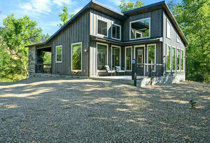 Vacana Blackwater Waterfront Couples Cabin, Hottub, Firepit, Pet Friendly