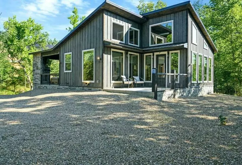 Vacana Blackwater Waterfront Couples Cabin, Hottub, Firepit, Pet Friendly