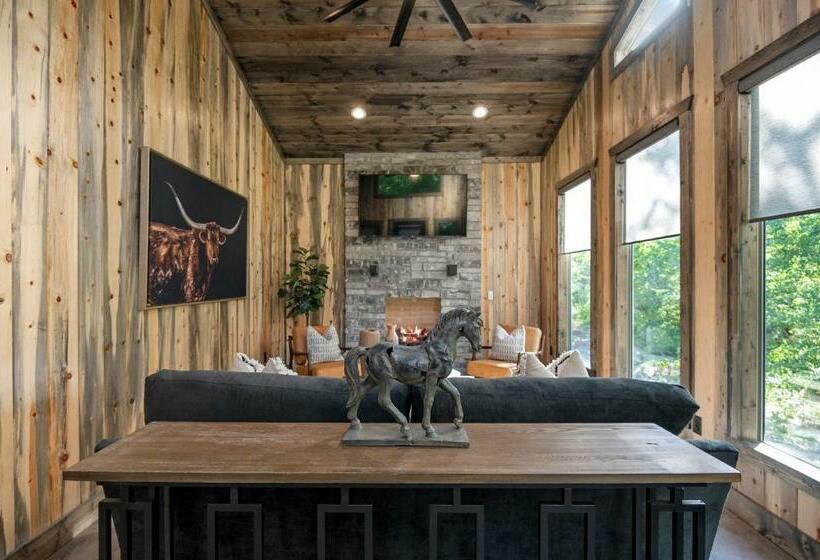 Vacana Blackwater Waterfront Couples Cabin, Hottub, Firepit, Pet Friendly