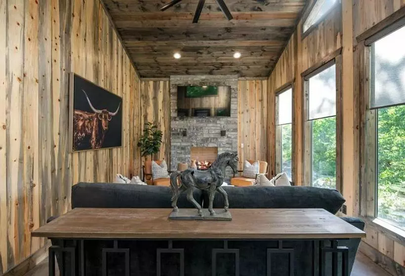 Vacana Blackwater Waterfront Couples Cabin, Hottub, Firepit, Pet Friendly