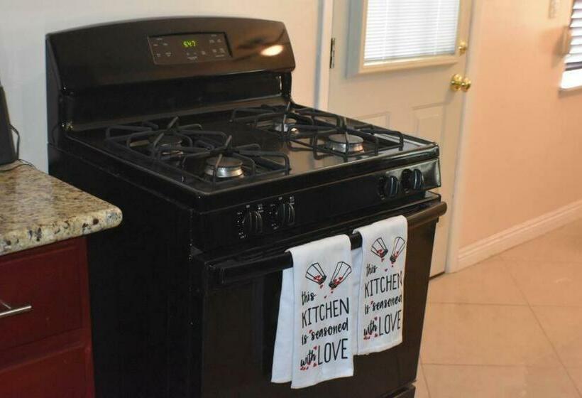 Warm & Welcoming Newly Renovated 3br Home/lg Yard