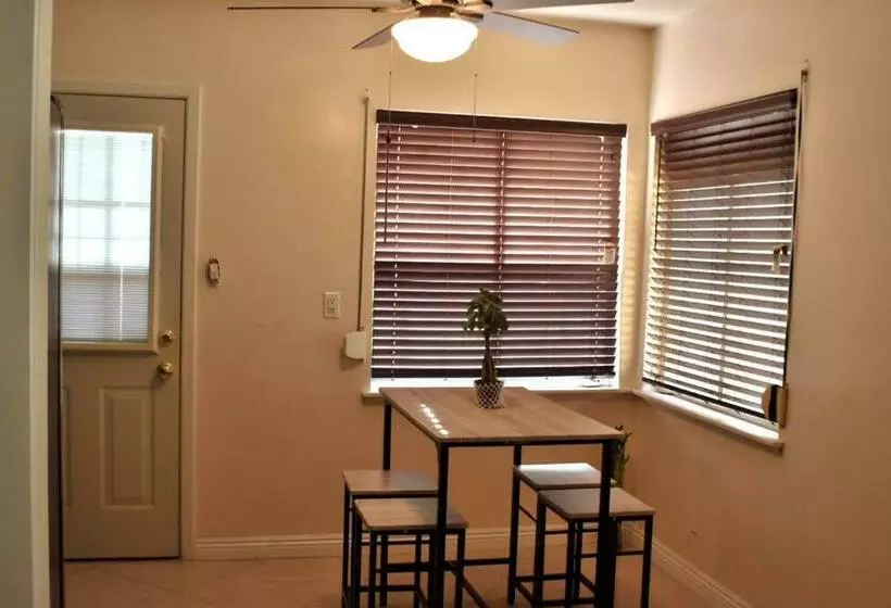 Warm & Welcoming Newly Renovated 3br Home/lg Yard