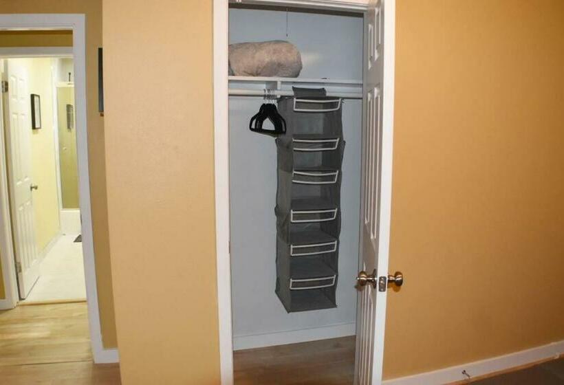 Warm & Welcoming Newly Renovated 3br Home/lg Yard