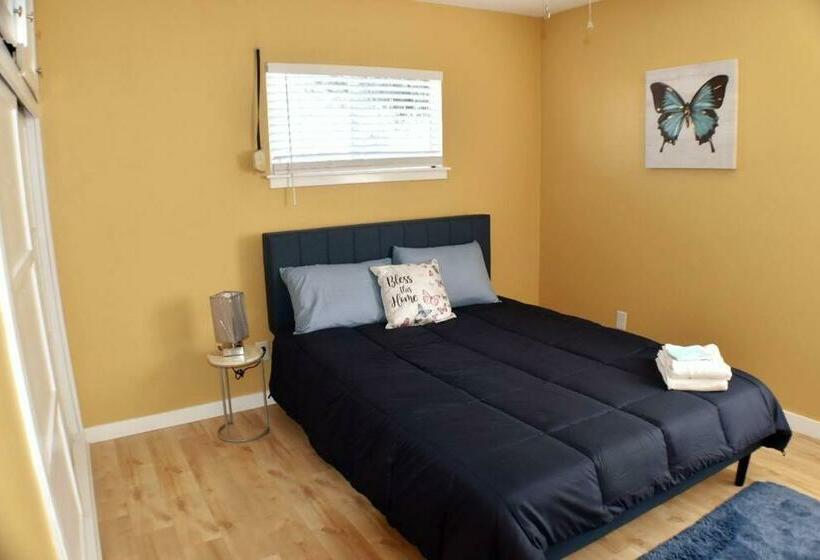 Warm & Welcoming Newly Renovated 3br Home/lg Yard