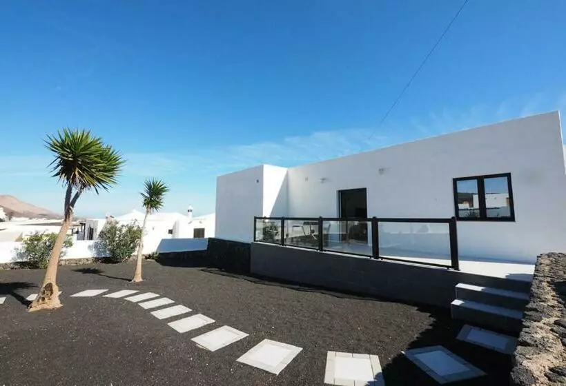 Private Apartment With Mountain And Sea Views, La Asomada, Lanzarote