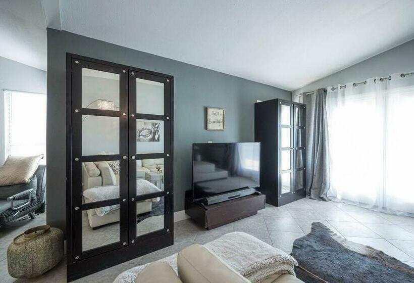 Modern Home! Pool & Jacuzzi