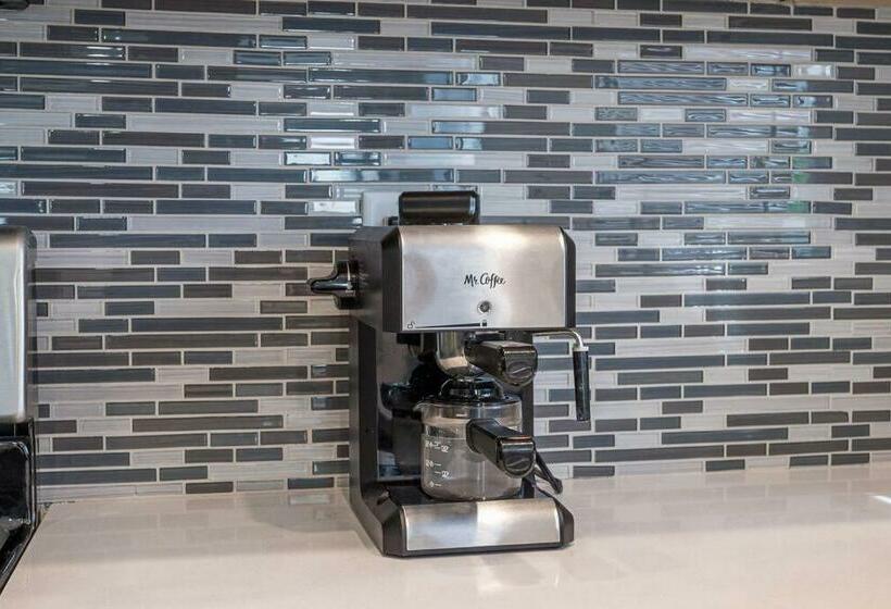 Modern Home! Pool & Jacuzzi