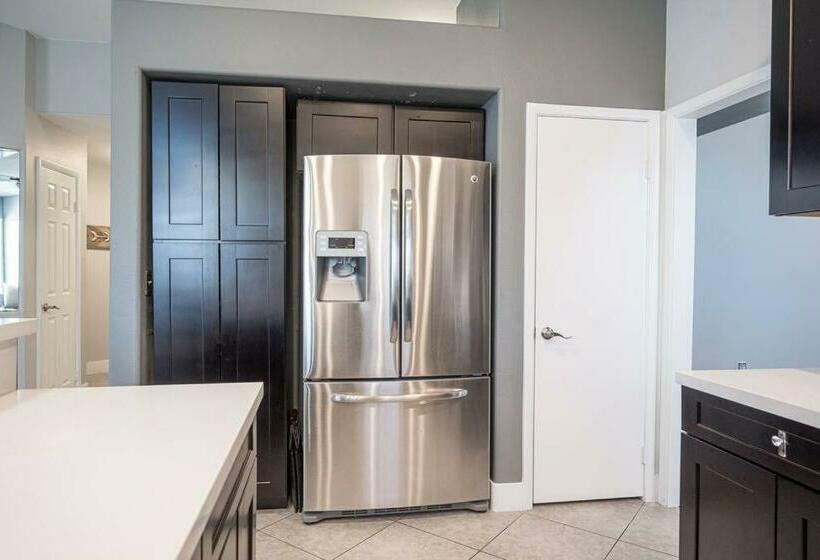 Modern Home! Pool & Jacuzzi