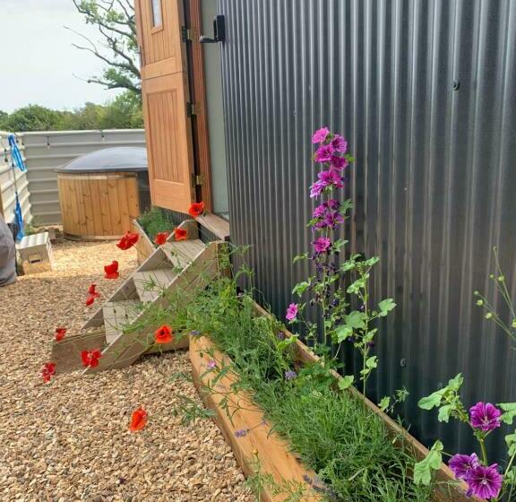 Shepherds Hut With Scandinavian Hot Tub And Hydromassager