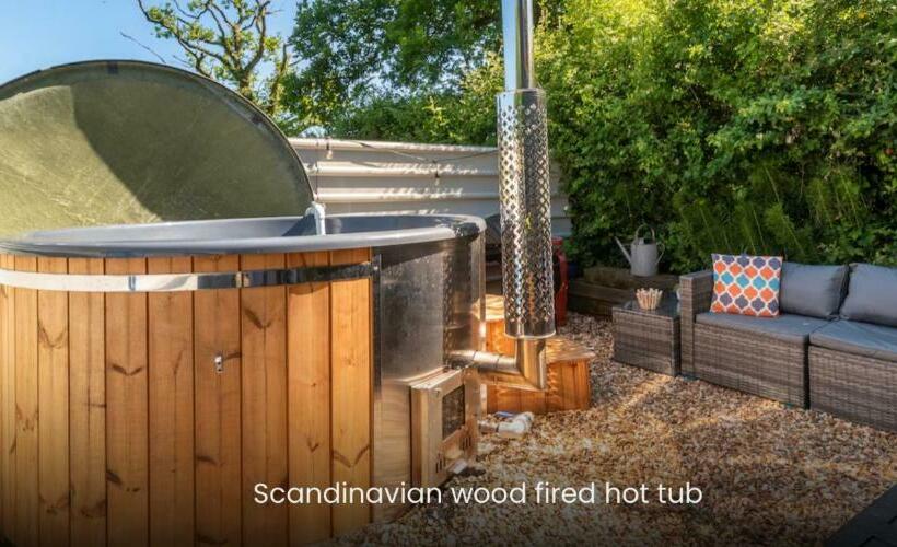 Shepherds Hut With Scandinavian Hot Tub And Hydromassager