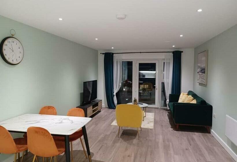 2 Bed Flat Colindale