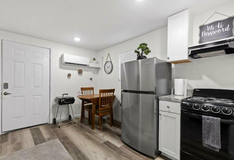 The Laurel Lounge Apt 1