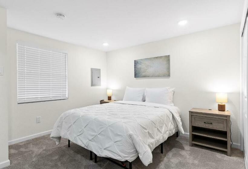 The Laurel Lounge Apt 1