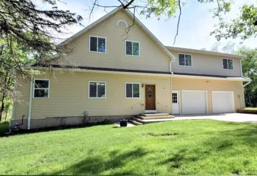 Large 5 Bed Lake Geneva Home 4 Blocks From Lake!