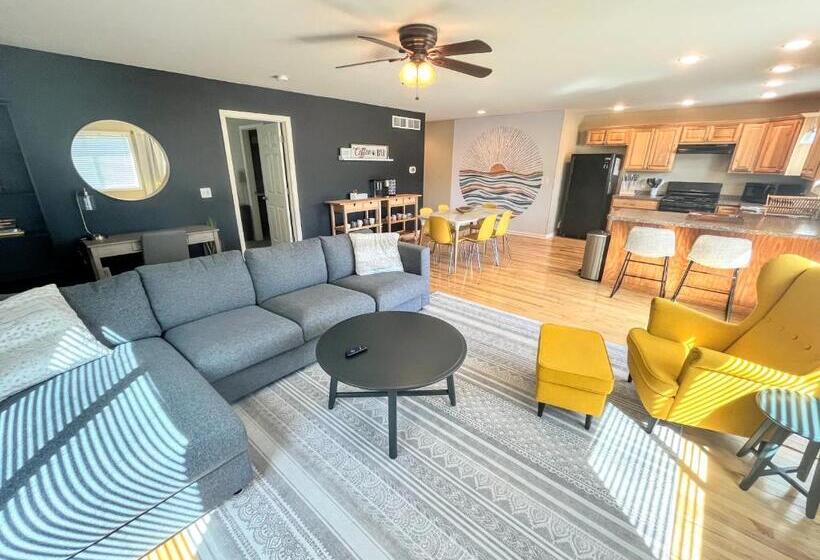 Large 5 Bed Lake Geneva Home 4 Blocks From Lake!