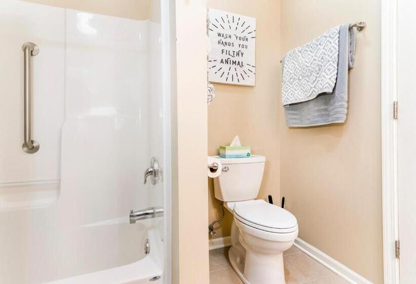 Large 5 Bed Lake Geneva Home 4 Blocks From Lake!