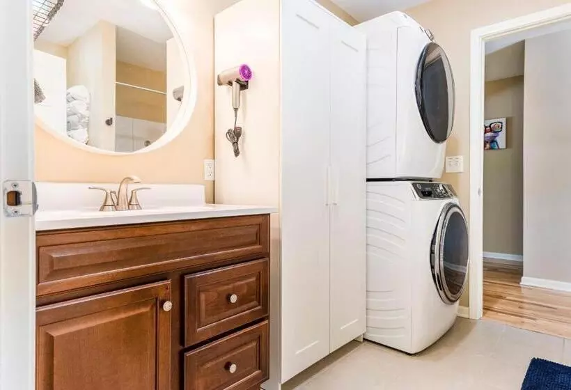 Large 5 Bed Lake Geneva Home 4 Blocks From Lake!