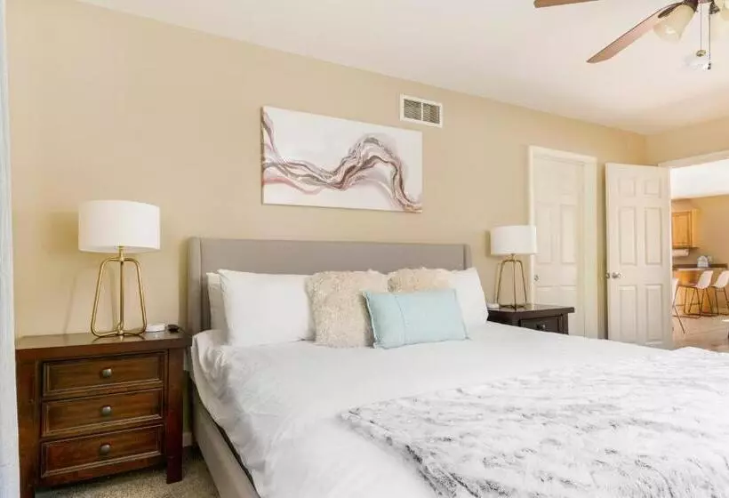 Large 5 Bed Lake Geneva Home 4 Blocks From Lake!