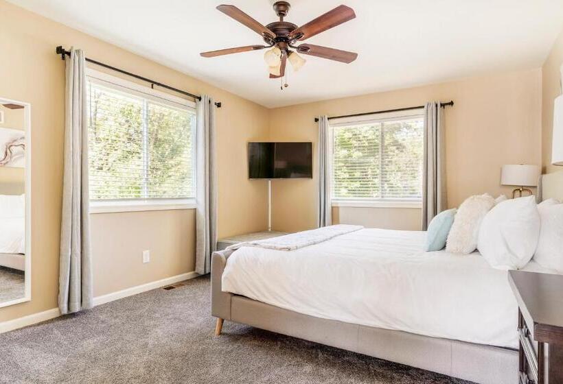 Large 5 Bed Lake Geneva Home 4 Blocks From Lake!