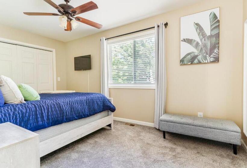 Large 5 Bed Lake Geneva Home 4 Blocks From Lake!