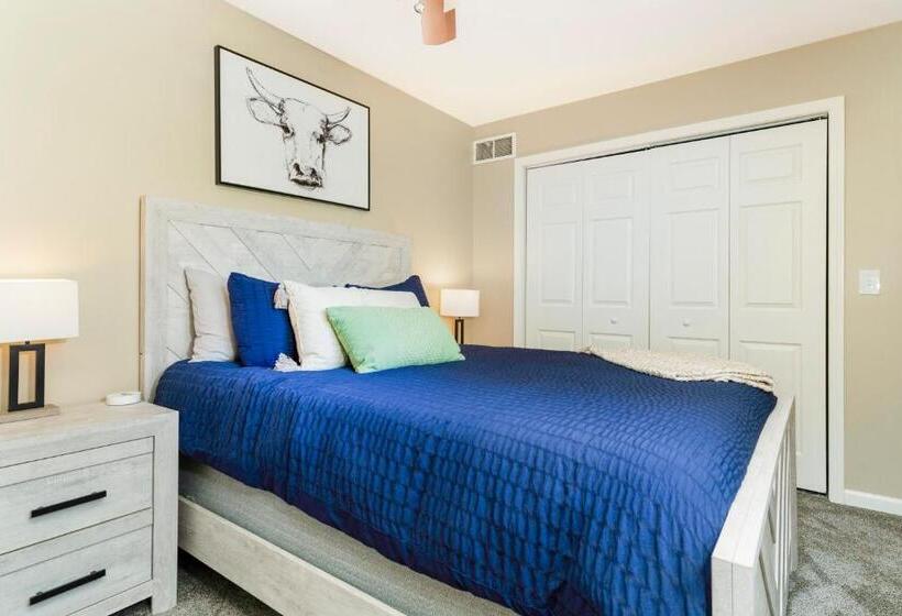 Large 5 Bed Lake Geneva Home 4 Blocks From Lake!