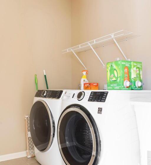 Large 5 Bed Lake Geneva Home 4 Blocks From Lake!