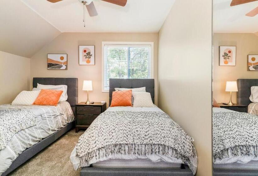 Large 5 Bed Lake Geneva Home 4 Blocks From Lake!