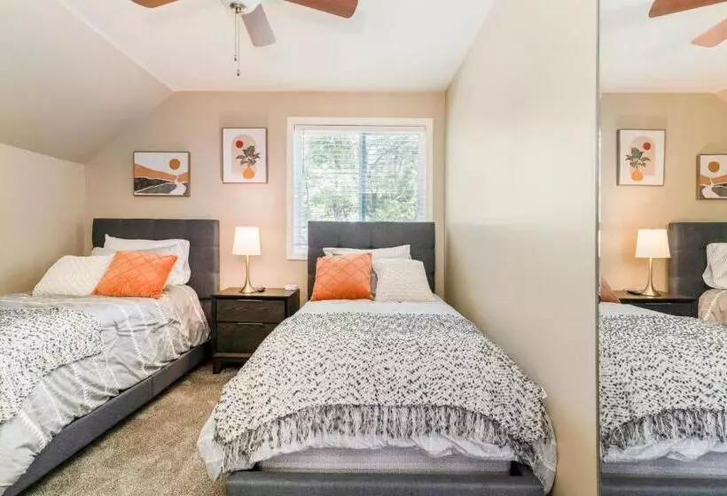 Large 5 Bed Lake Geneva Home 4 Blocks From Lake!