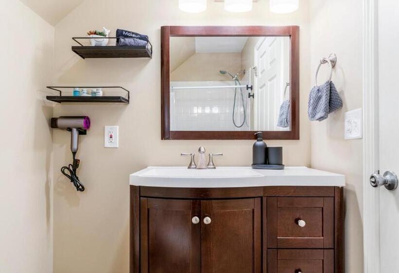 Large 5 Bed Lake Geneva Home 4 Blocks From Lake!