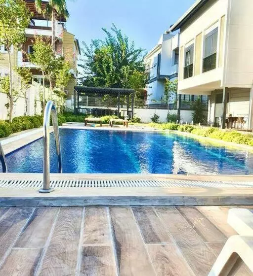 Eine Wunderschöne Wohnung Mit Pool Und Garten