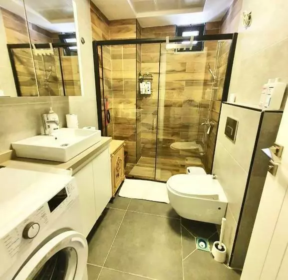 Eine Wunderschöne Wohnung Mit Pool Und Garten
