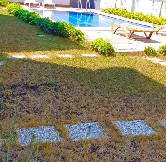 Eine Wunderschöne Wohnung Mit Pool Und Garten