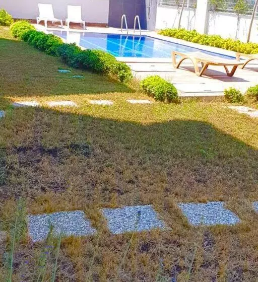 Eine Wunderschöne Wohnung Mit Pool Und Garten
