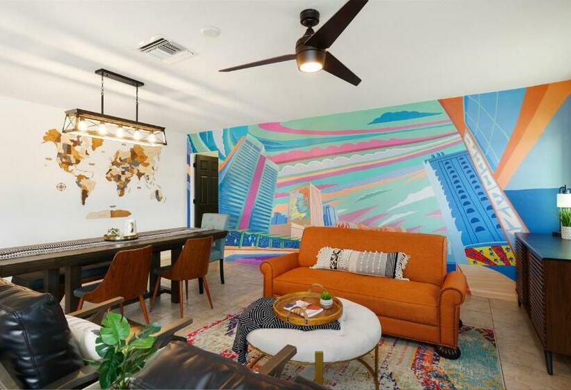 House Of Murals With Heated Pool & Huge Game Room