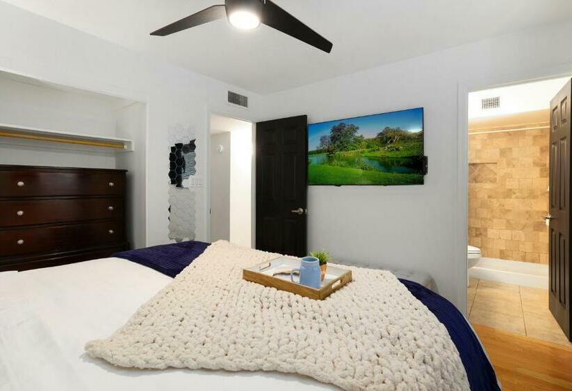 House Of Murals With Heated Pool & Huge Game Room