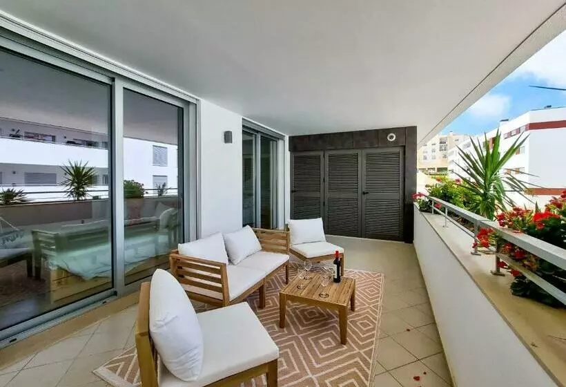 Flh Lagos Central Flat With Terrace