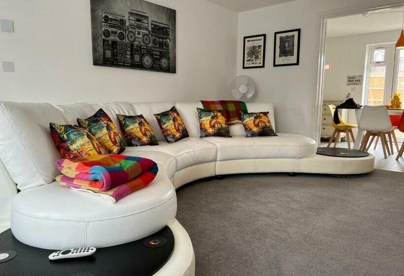 Spacious & Stylish 4 Bed House With Hot Tub In Prime Location