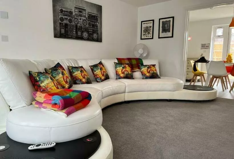 Spacious & Stylish 4 Bed House With Hot Tub In Prime Location