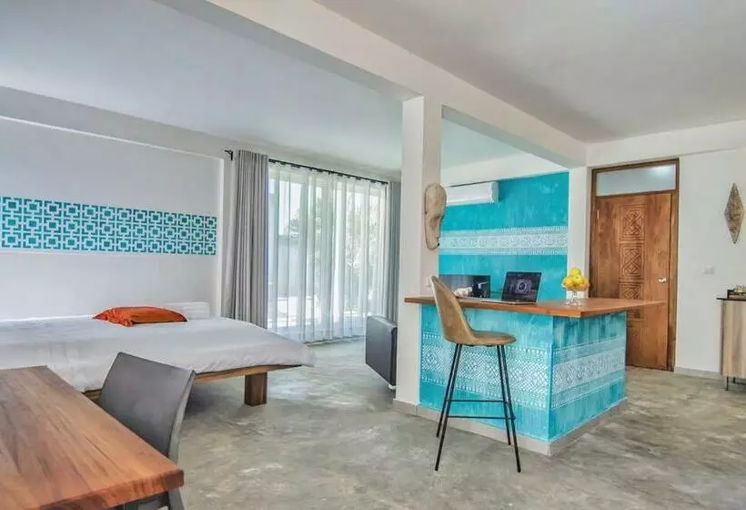 Contemporary Private Studio With Pool And Kitchen