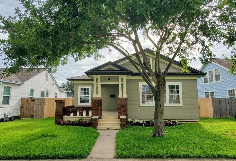 New! Fully Restored 1930s Beach Bungalow