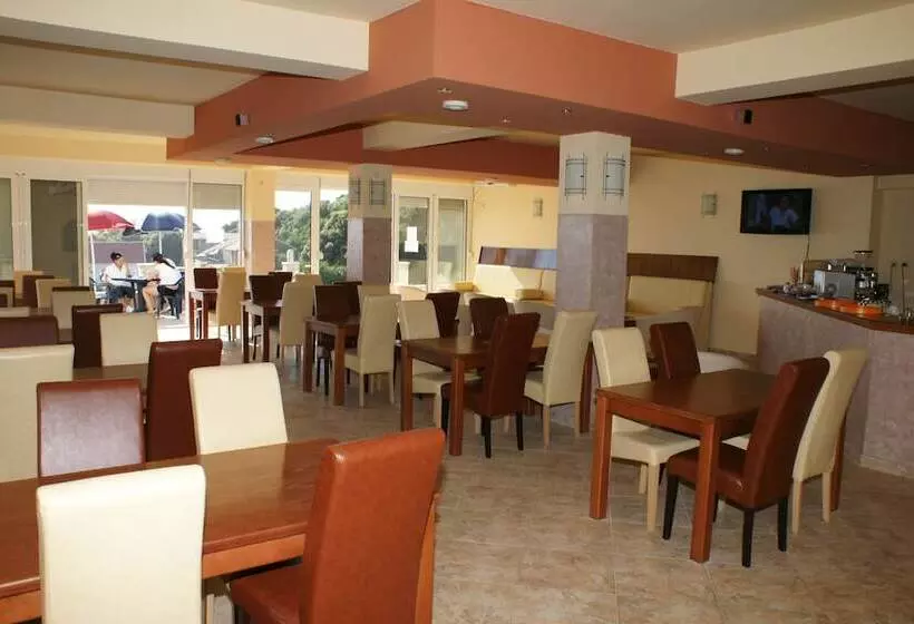 هتل Apartments De Lara